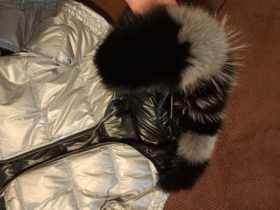 Зимно лъскаво дамско яке с гъши пух и яка естествена лисица.
