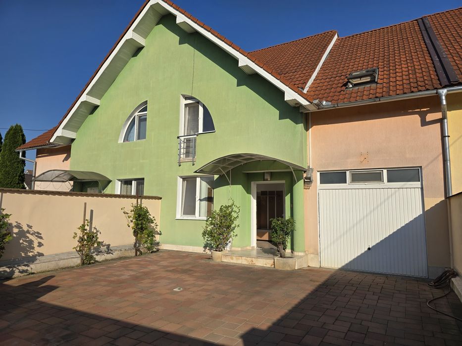 Inchiriez casa zona Dedeman
Aceasta proprietate cu parter si etaj se i