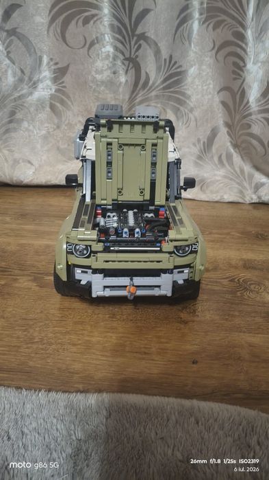 Lego tehnic land Rover defender și un ford raptor
