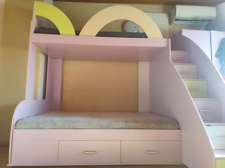 Продавам двуетажно легло с двукрилен гардероб