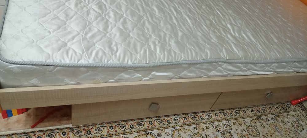 Кровать большая два шкафа