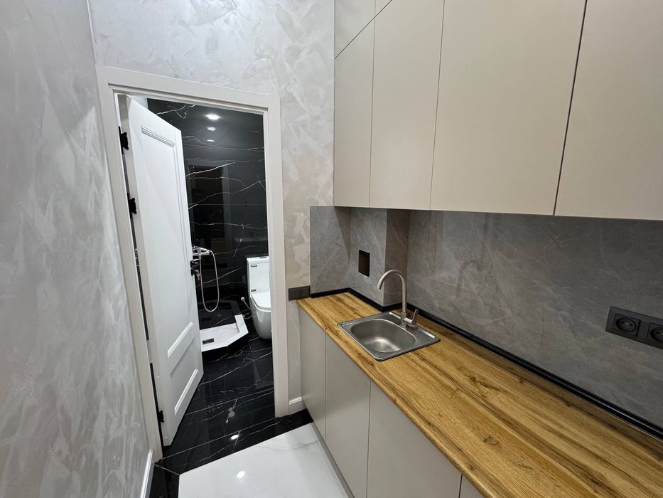 Продаётся нежилое помещение 85+70м2.Ориентир: ул, Нукусская, Гламур