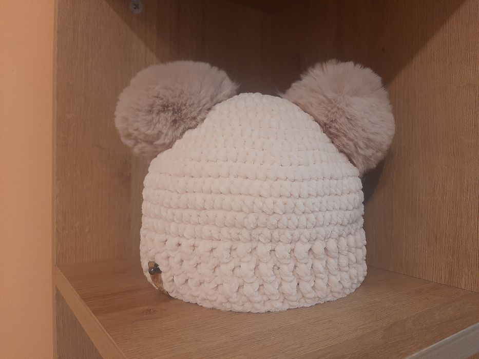 Плетени детски, дамски шапки и шалове