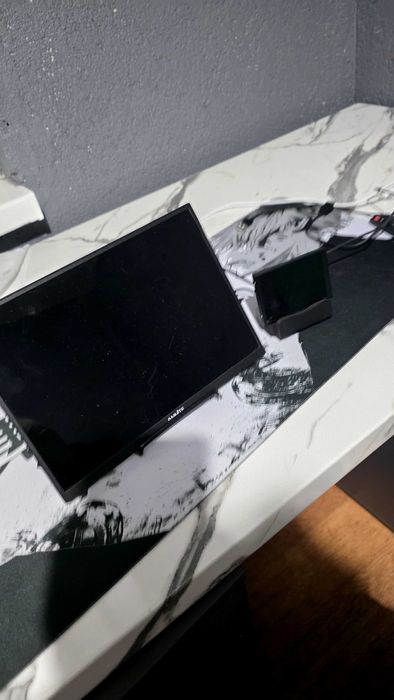 Продавам два малки монитора