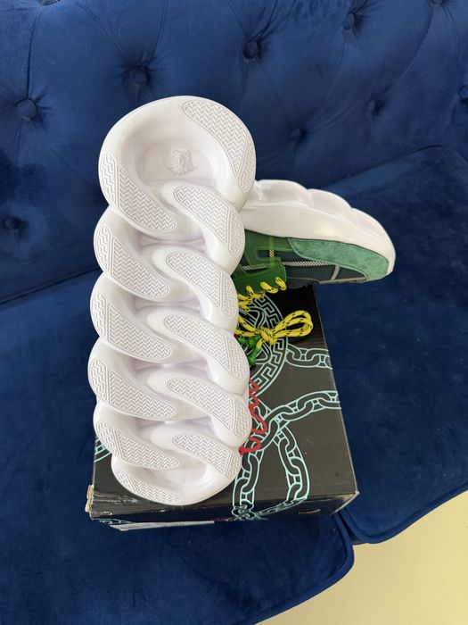 Versace chain teaction