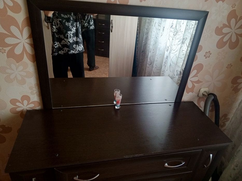 Камод среднего размера