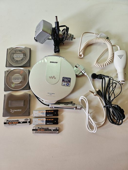 Диск мен Sony със слушалки