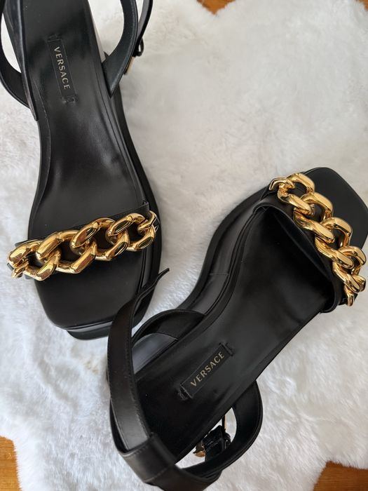Versace Черни сандали на платформа и шапка Dsquared2