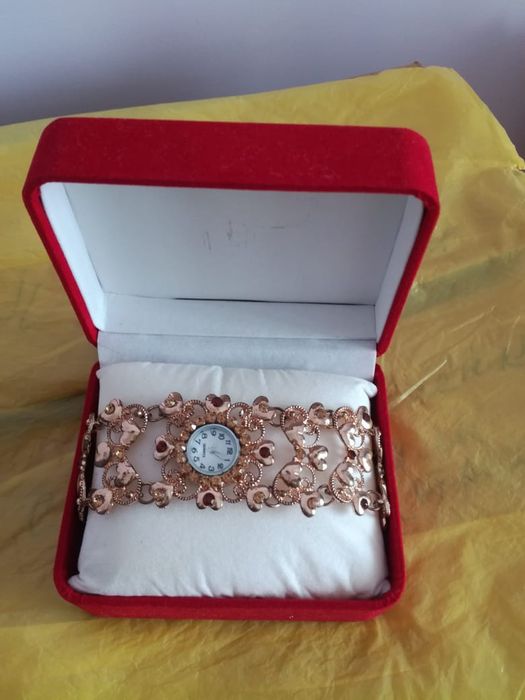 Часы женские с камешками