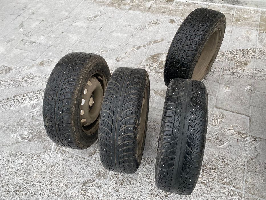 Продам комплект дисков с зимними шинами