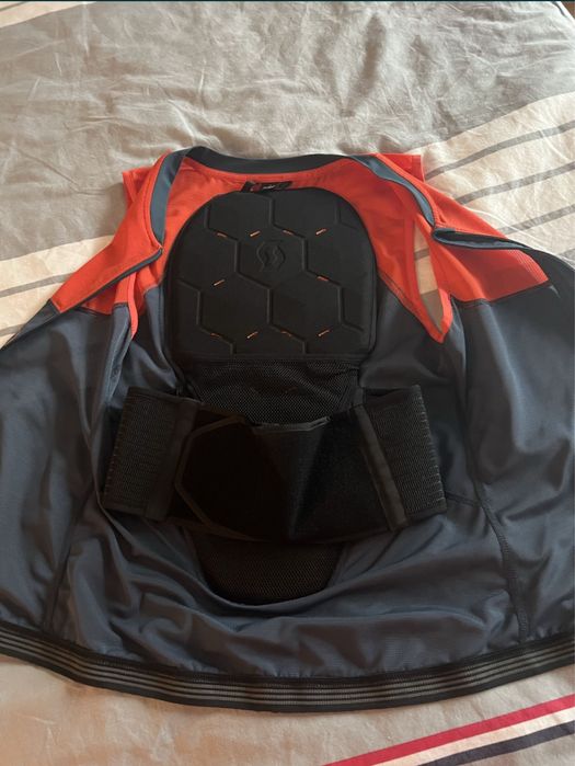 Vesta protectie coloana schi Scott/ Ochelari si casca schi Atomic