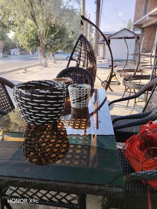 Стол ва стуллар ва качеля гул туваклар