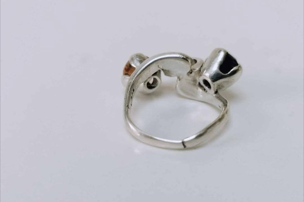 Vechi inel din argint de 925 cu pietre de culoare cognac si negru