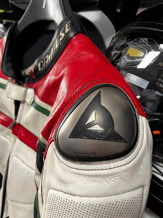 Кожен мото екип DAINESE VELOSTER ,54/L ,2 части, протектори,оригинален