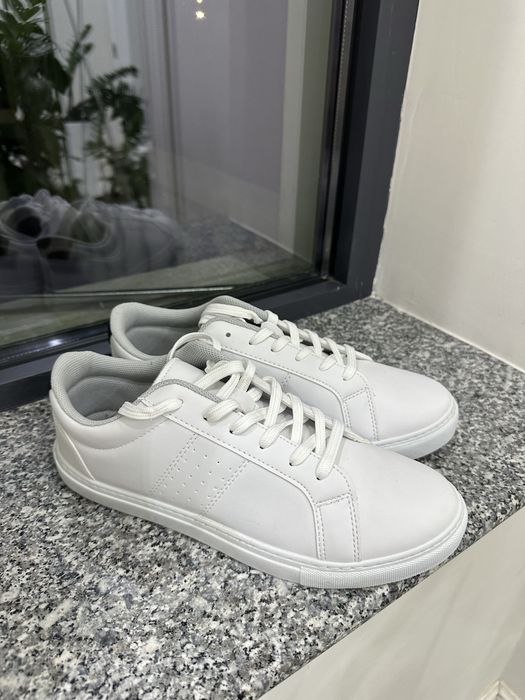 продаю белые кеды