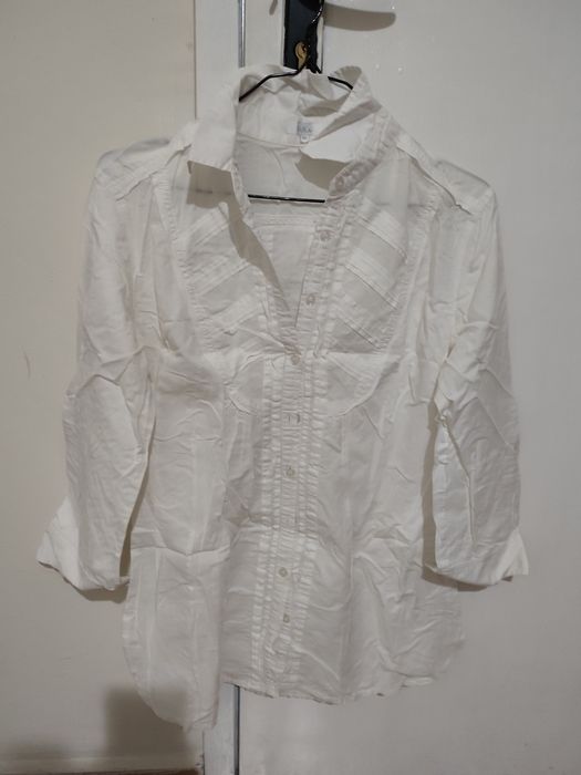 Бяла риза с акцент