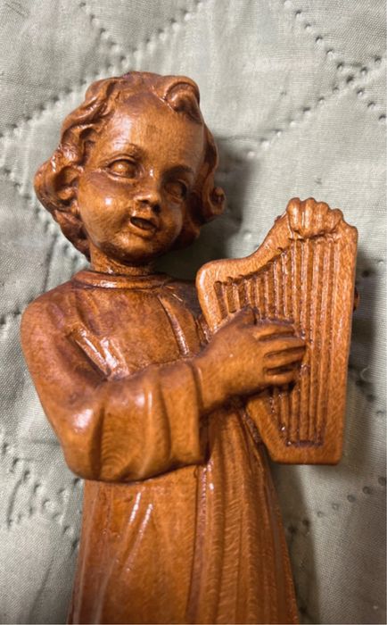 Inger lemn cu harpa