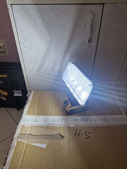 Прожектора под акумуляторы Dewalt