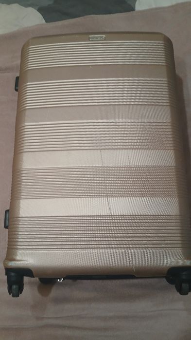 Твърд куфар за багаж