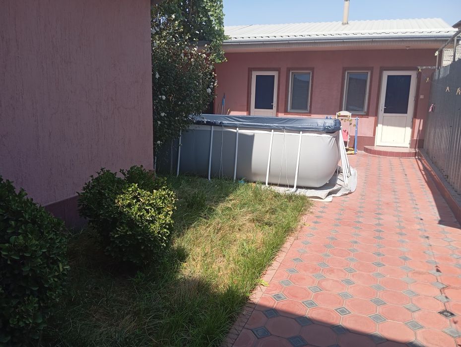 Два дома на одной территории