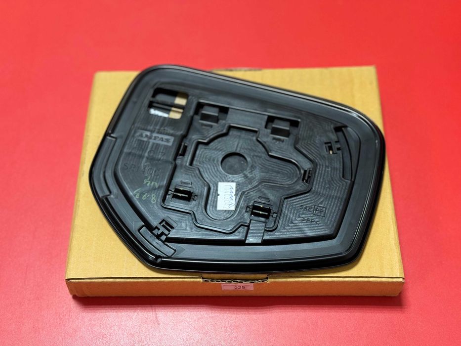 Накладки зеркала (оригинал) на Mitsubishi L200