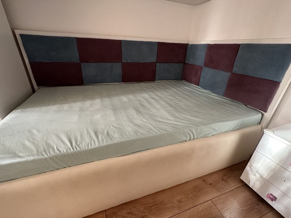 Vand pat tapitat de copii 190x120 in stare foarte buna