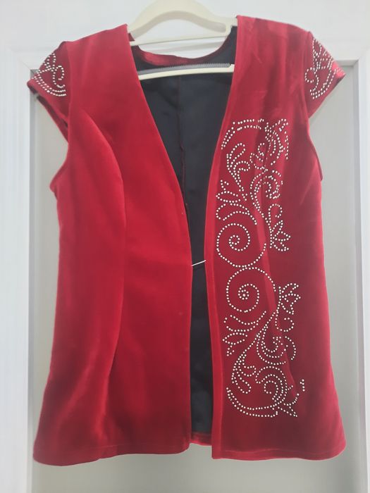 Женский кажекей сатылады 44 размер. 2500 тг