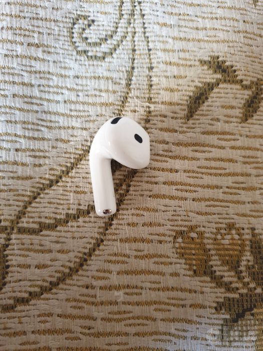 Продам оригинальный левый наушник от Airpods 4