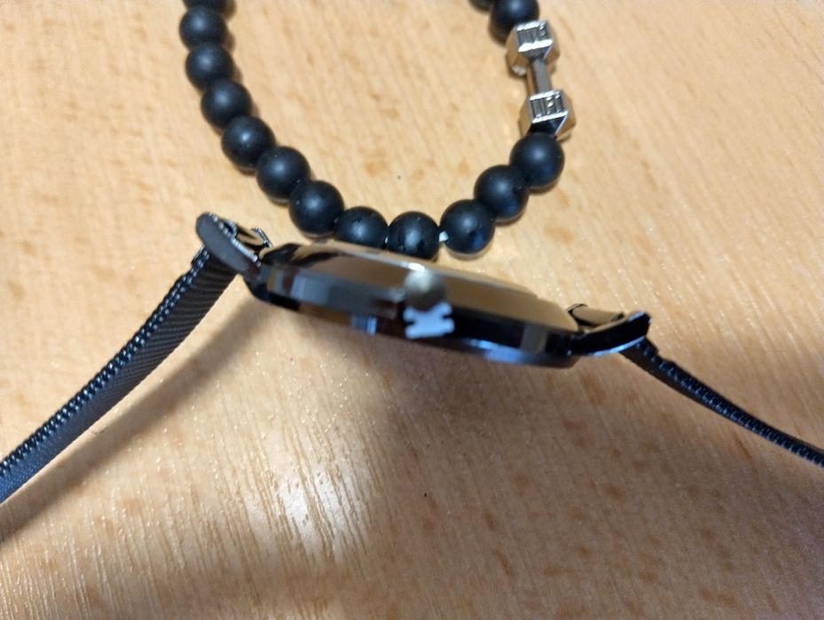 Стилен мъжки часовник с метална каишка.