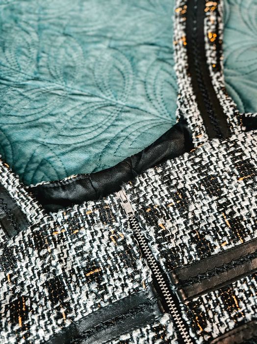 Бюстие от букле, с кожени детайли