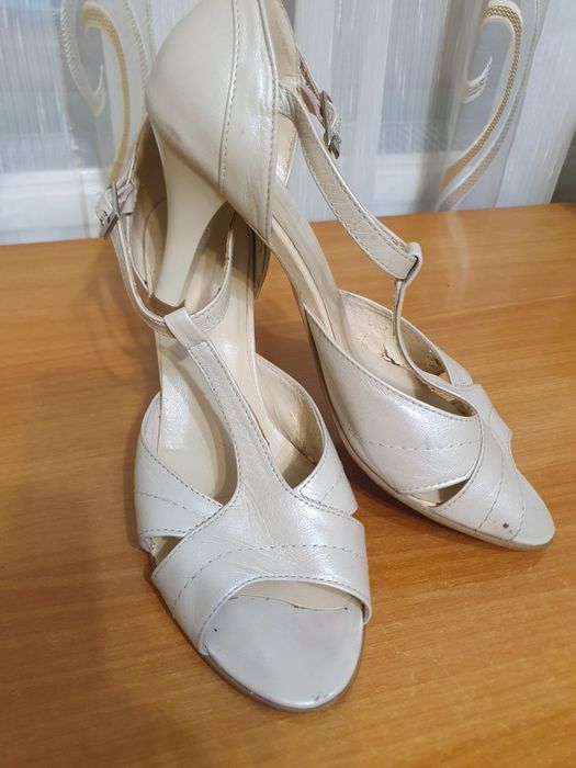 Sanda piele,culoare crem,mărime 38,mărime toc 5cm