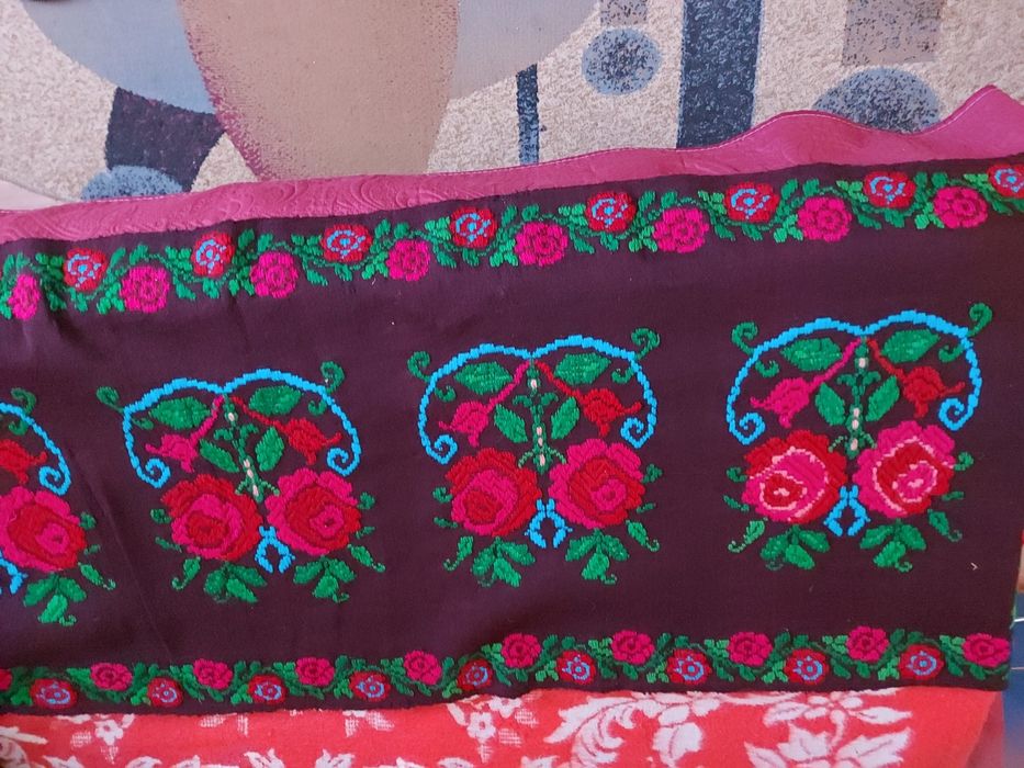Vând  țesături  tradiționale