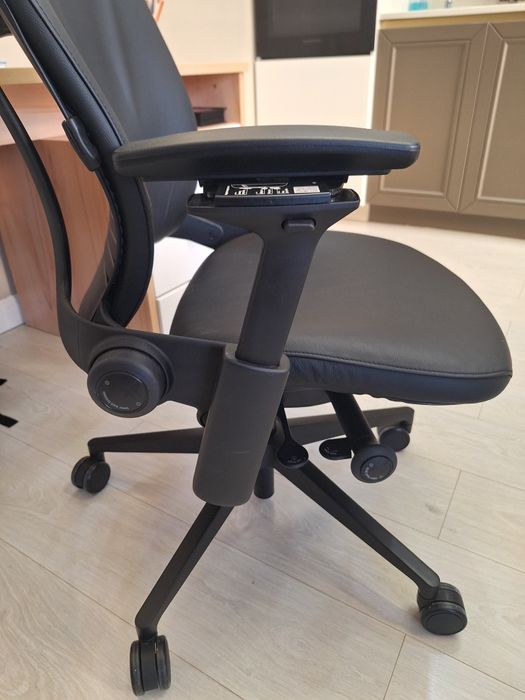 Кожаное кресло Steelcase Leap V2