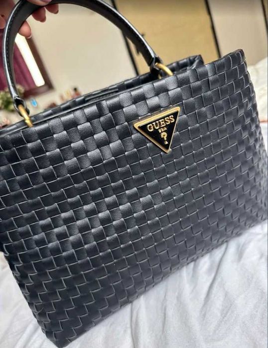 Автентична Чанта Guess черна в перфектносъстояние Закупена в Англия