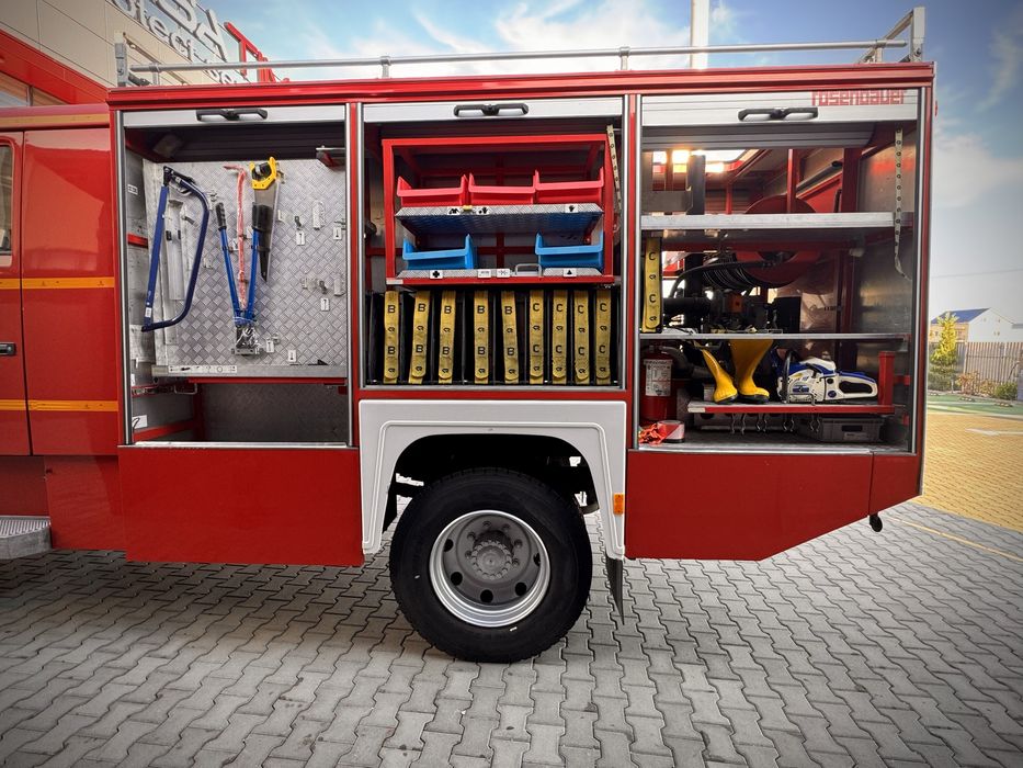 Mașina de pompieri Steyr 4x4, echipată si înmatriculată