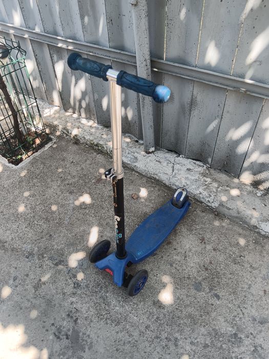 Vând două trotinete copii și o bicicletă cadou