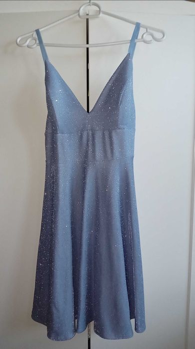 Сребриста официална рокля над коляното и черна рокля по тялото