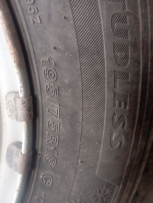 Гуми за бус 195/75R16C Bridgestone 2бр. Nokian 1бр