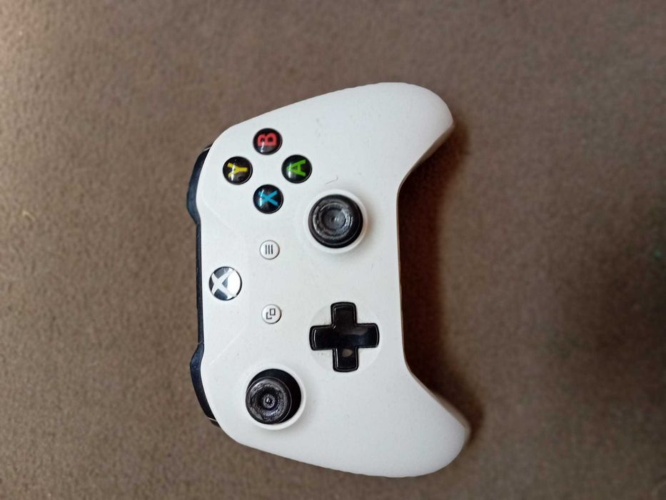 Xbox One S alb + 2 Controllere + 6 Jocuri (FC 25 inclus)