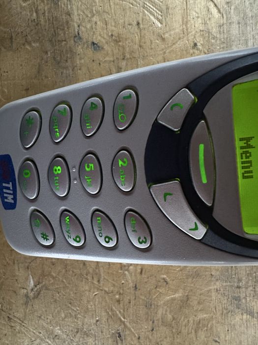 Nokia 3310 de culoare gri deschis cu putin albastru