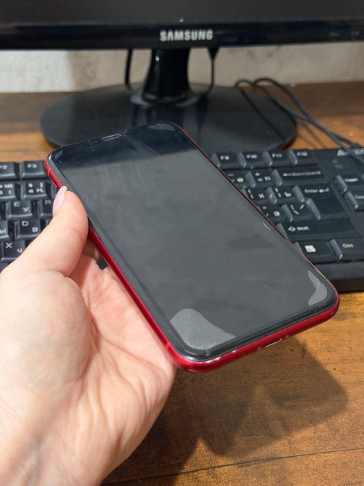 iPhone 11 (Red) — в хорошем рабочем состоянии