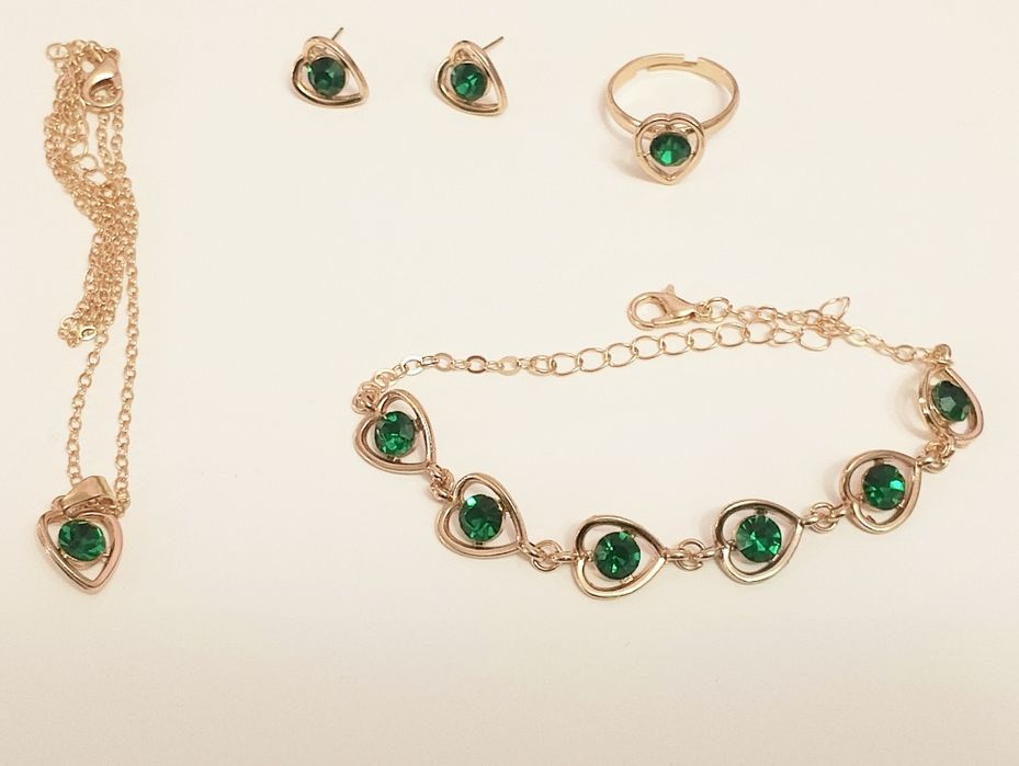 Украшения с изумрудными камнями.