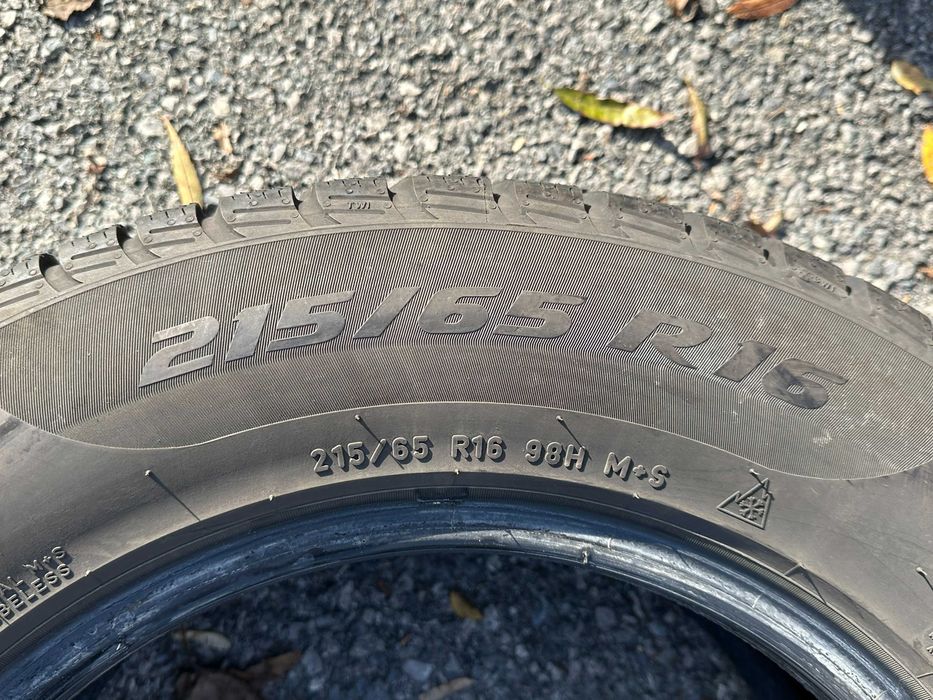 .ЗИМНИгуми PIRELLI 215/65/16 с ДОТ 32/2020г