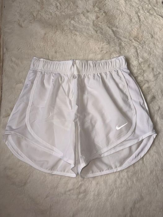 VAND Pantaloni Nike NOI