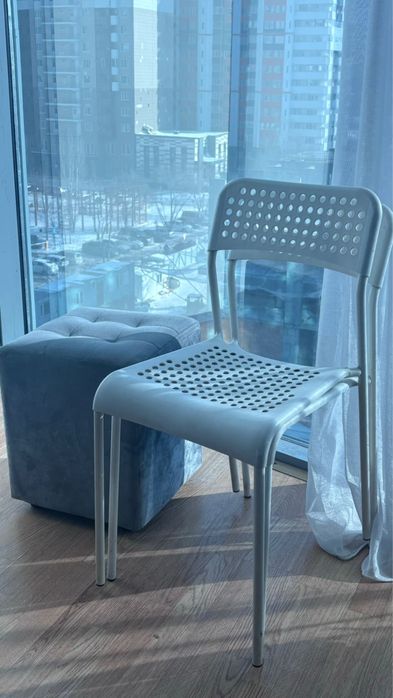 Белые стулья, пуфик