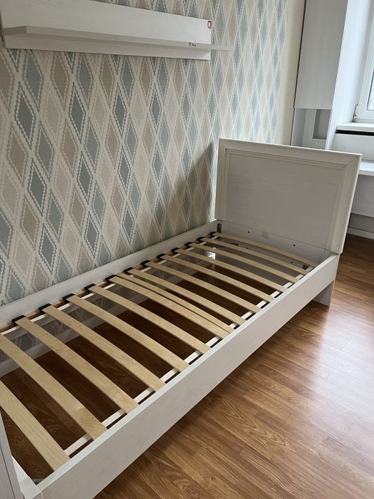 Две кровати и две полочки