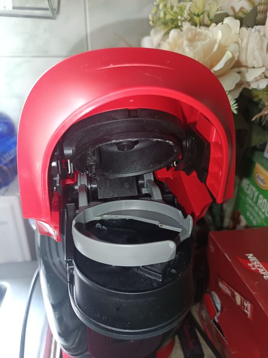 Vând 2 espressoare Bosch Tassimo și o cafetiera :)