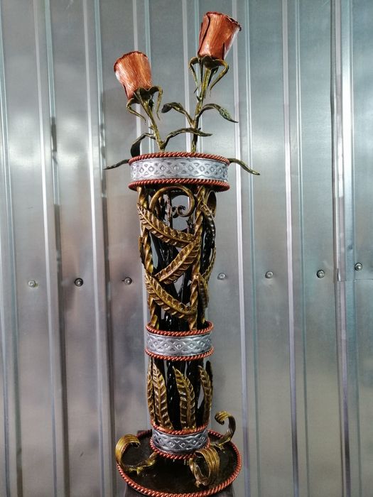Кованая ваза с розами