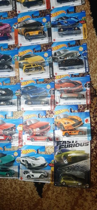 Vând 40 machete Hotwheels impecabile
