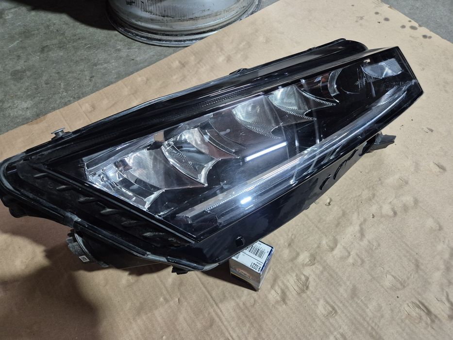 Десен фар SKODA Octavia IV full led 5E4 941 016 Шкода Октавия